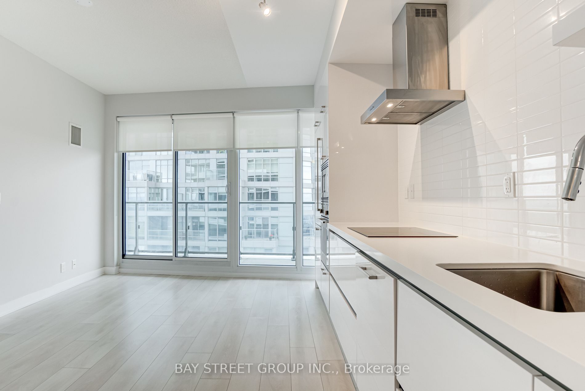 2221 Yonge St S, #4106
