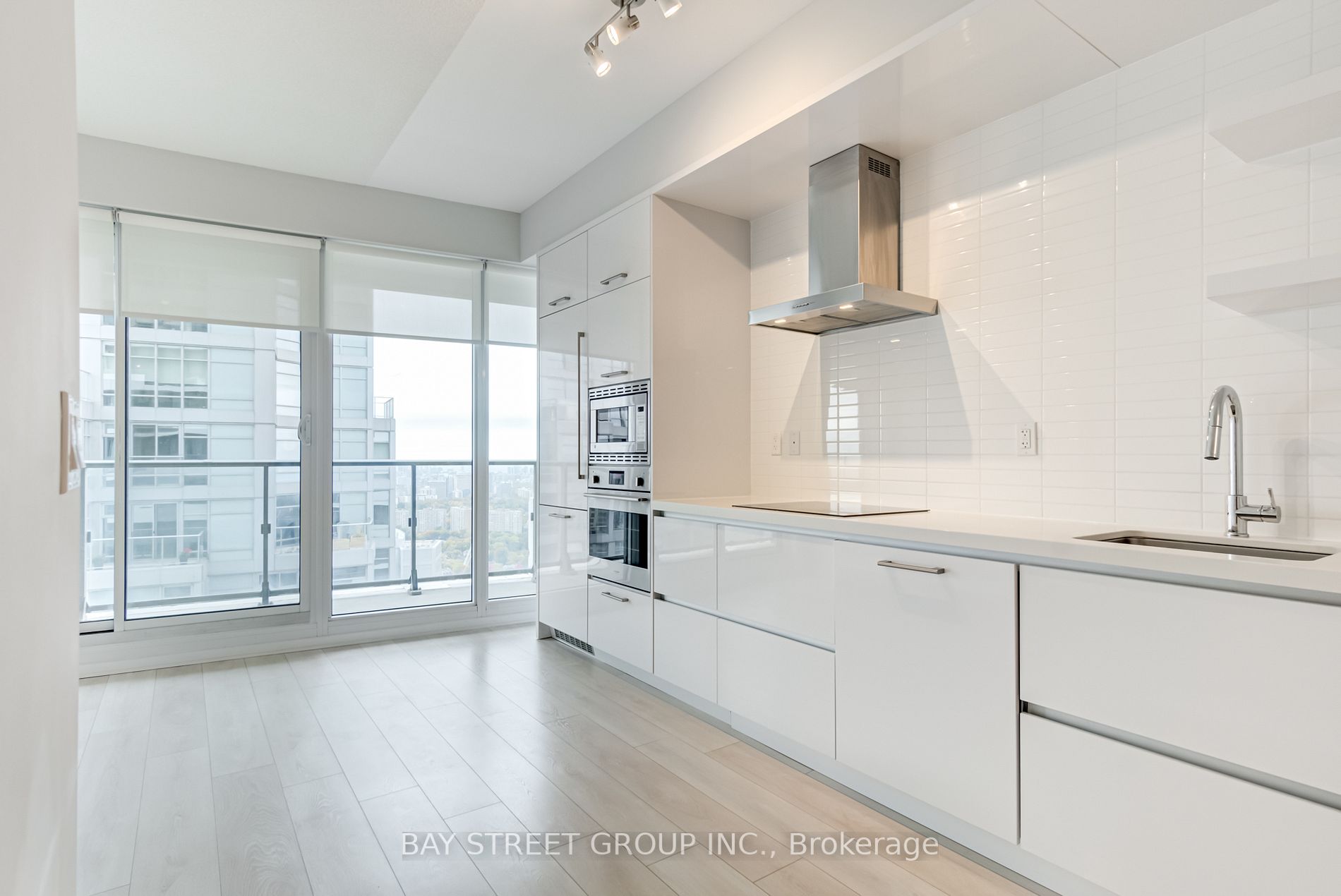 2221 Yonge St S, #4106