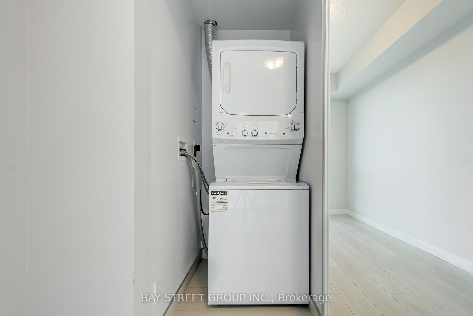 2221 Yonge St S, #4106