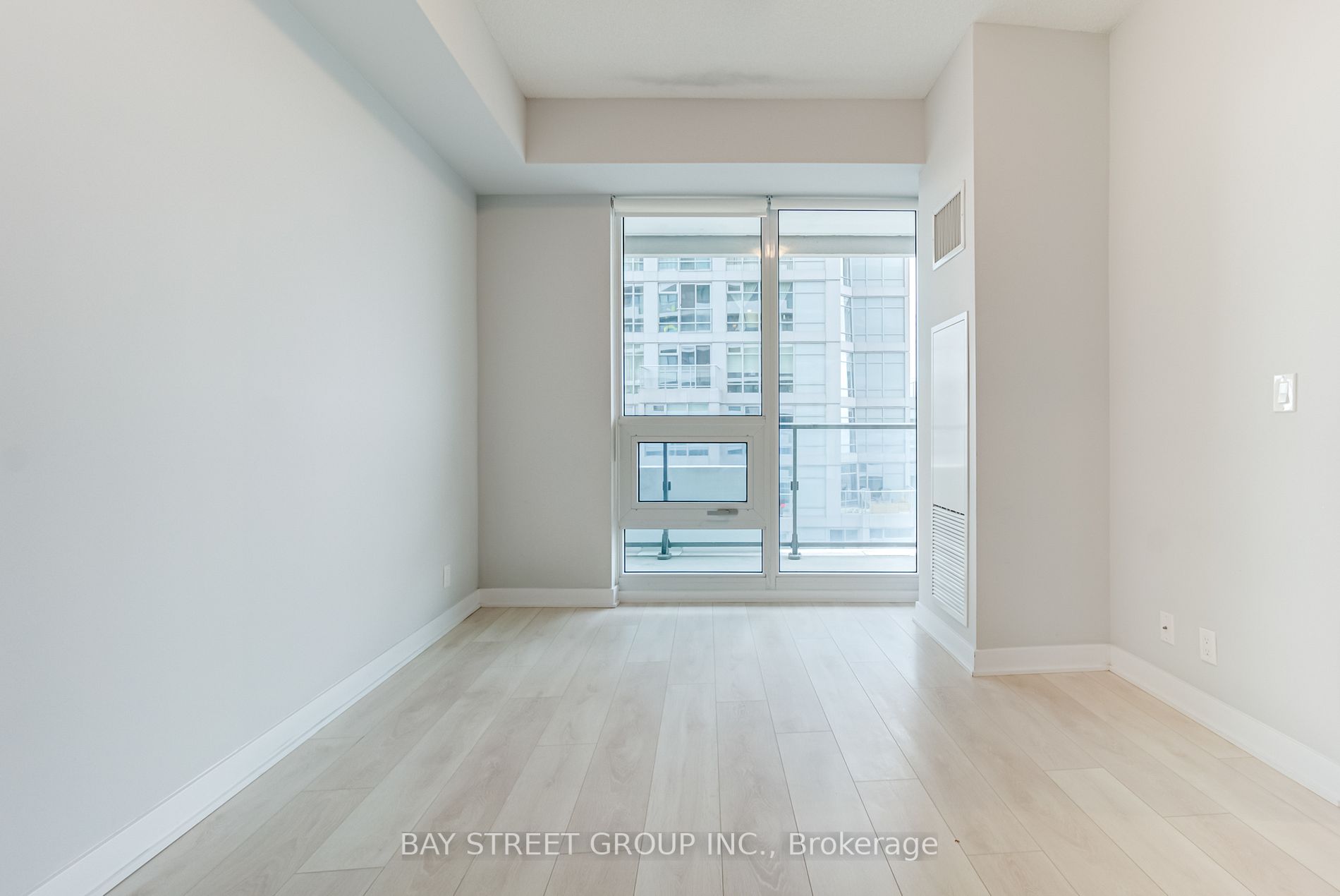 2221 Yonge St S, #4106