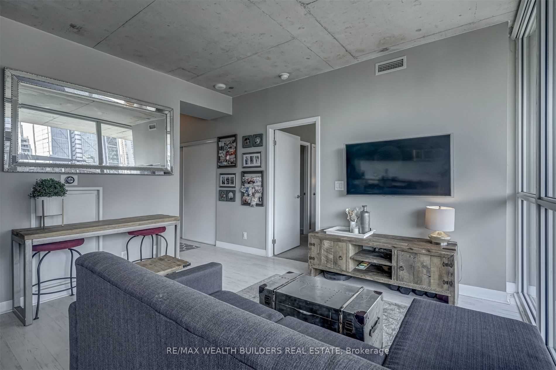 478 King Street W, #812