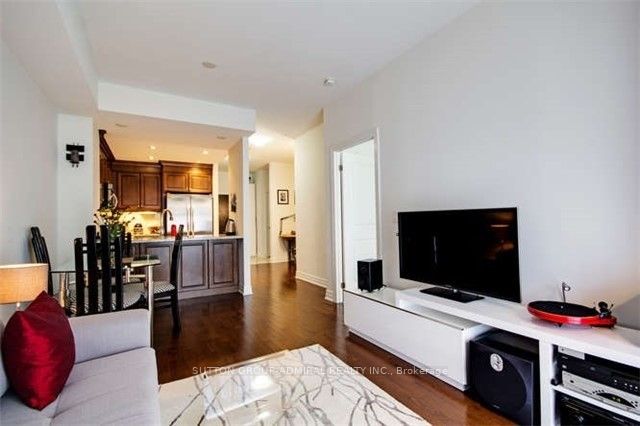 23 Rean Dr, #402