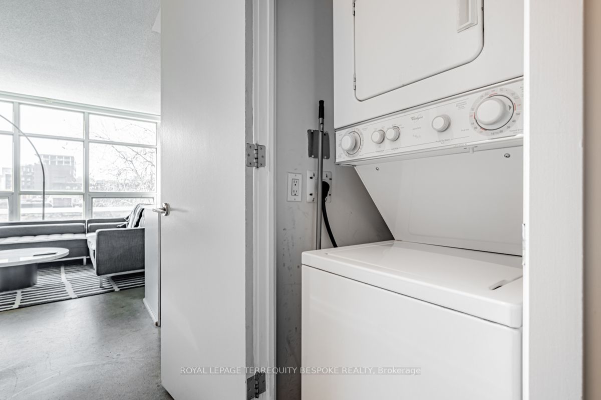 350 Wellington St W, #411