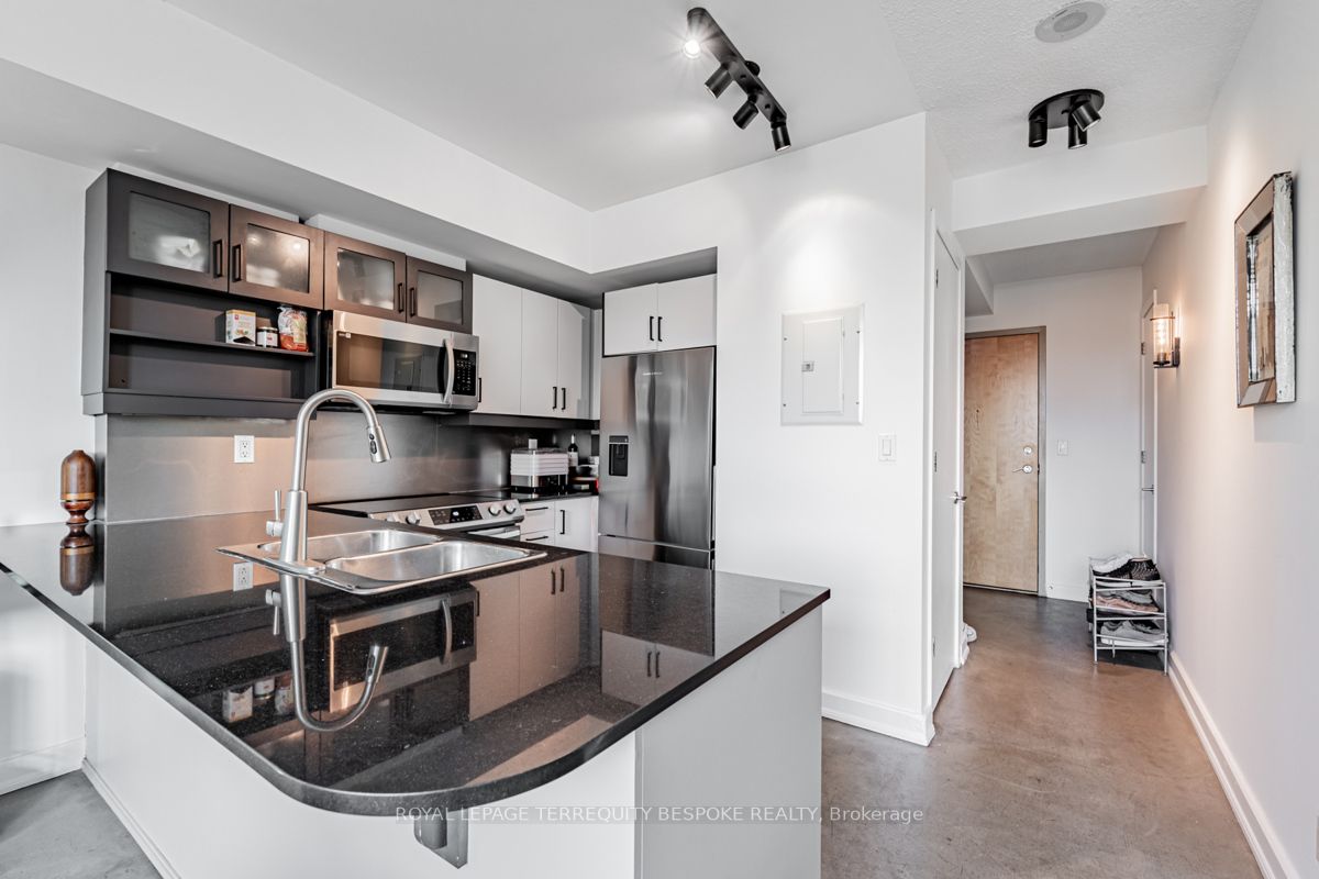 350 Wellington St W, #411