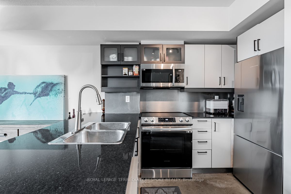 350 Wellington St W, #411