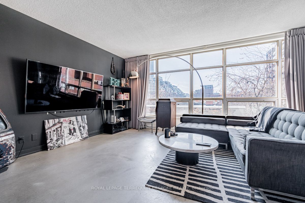 350 Wellington St W, #411