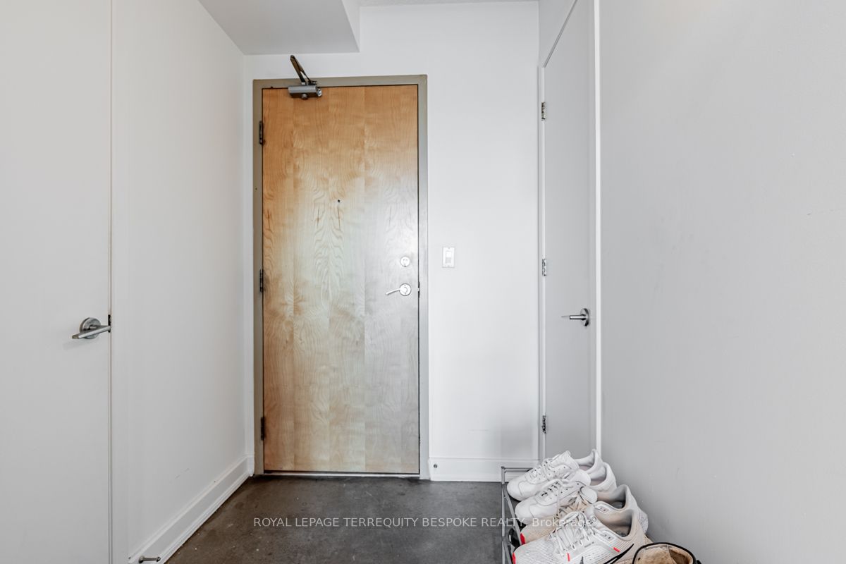 350 Wellington St W, #411