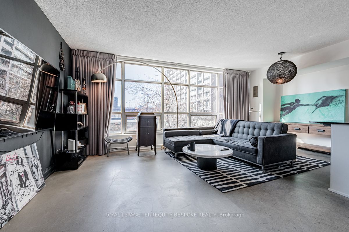 350 Wellington St W, #411