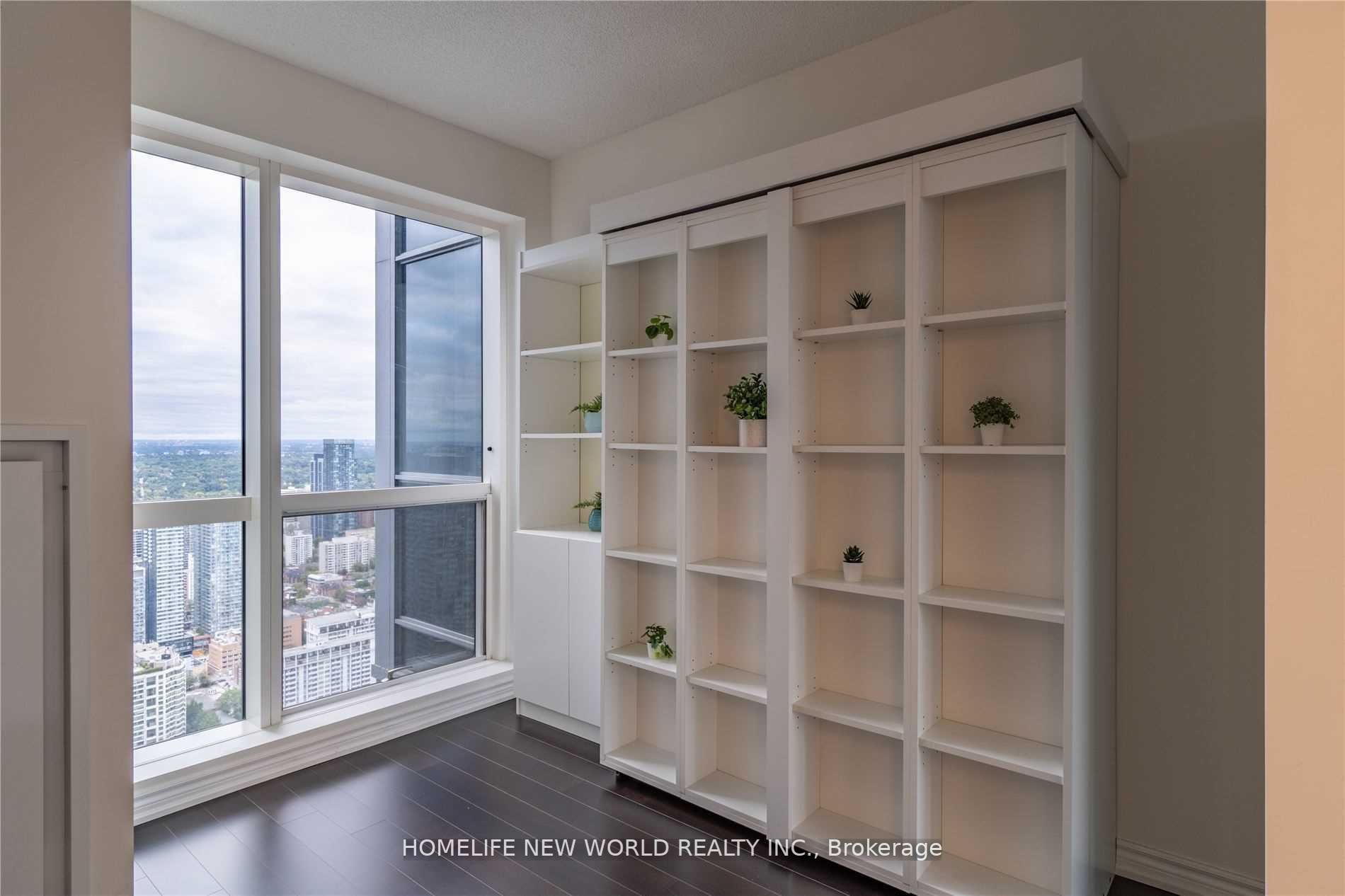 386 Yonge Street #5716
