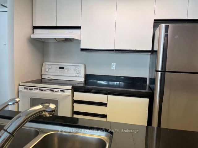 77 Harbour Sq, #3404