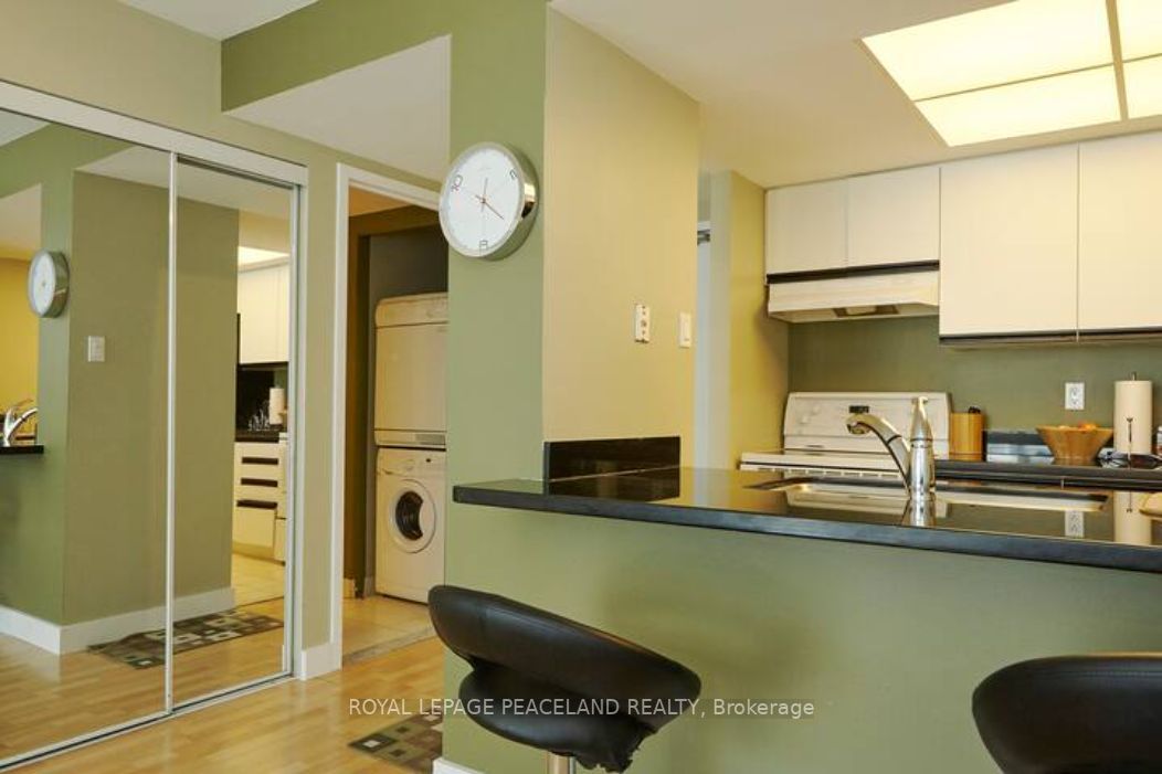 77 Harbour Sq, #3404
