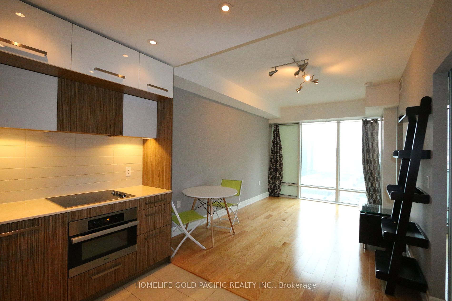 8 The Esplanade, #2404