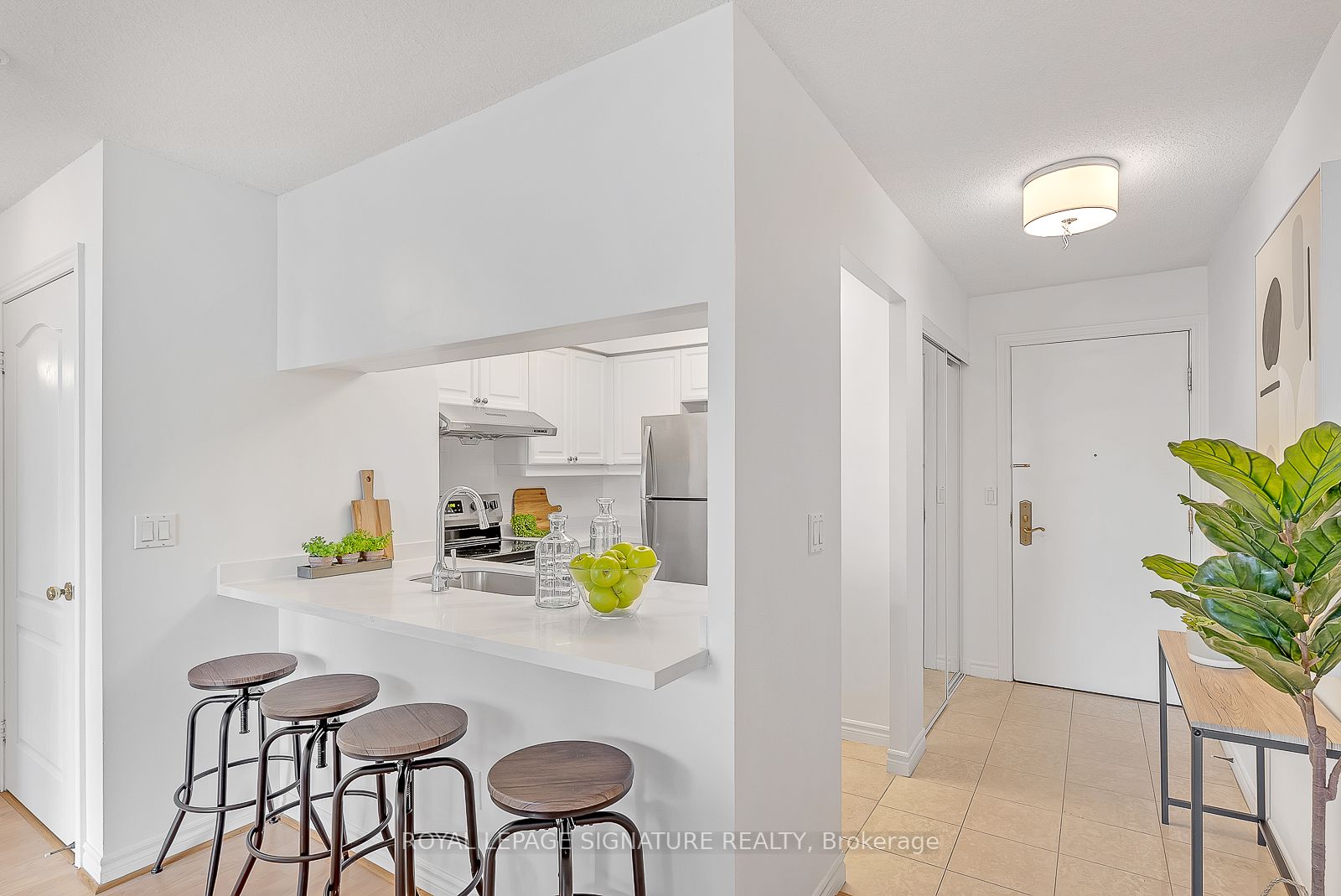 18 Sommerset Way, #911