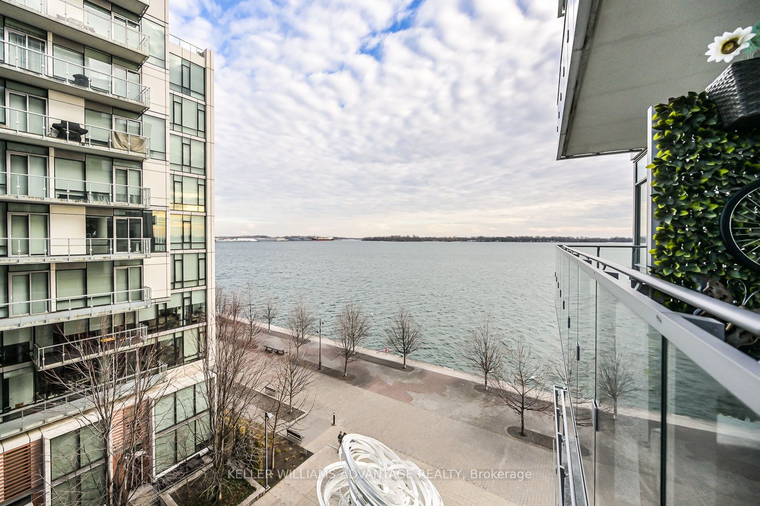 29 Queens Quay E, #616