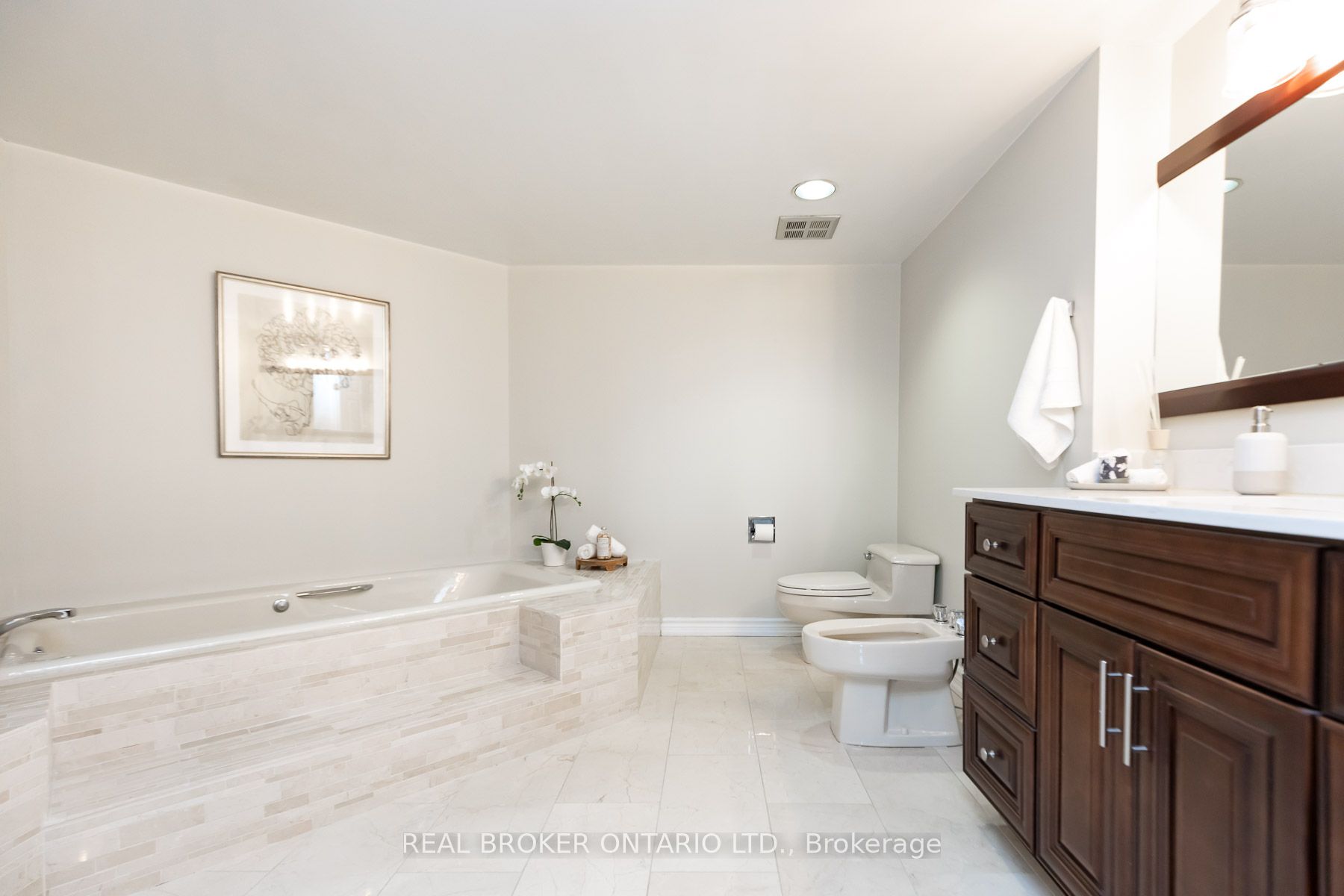 160 Frederick St, #803
