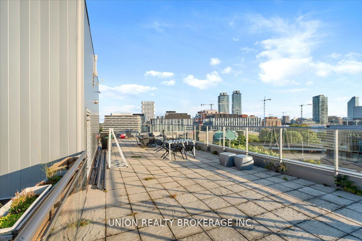 569 King St E, #404