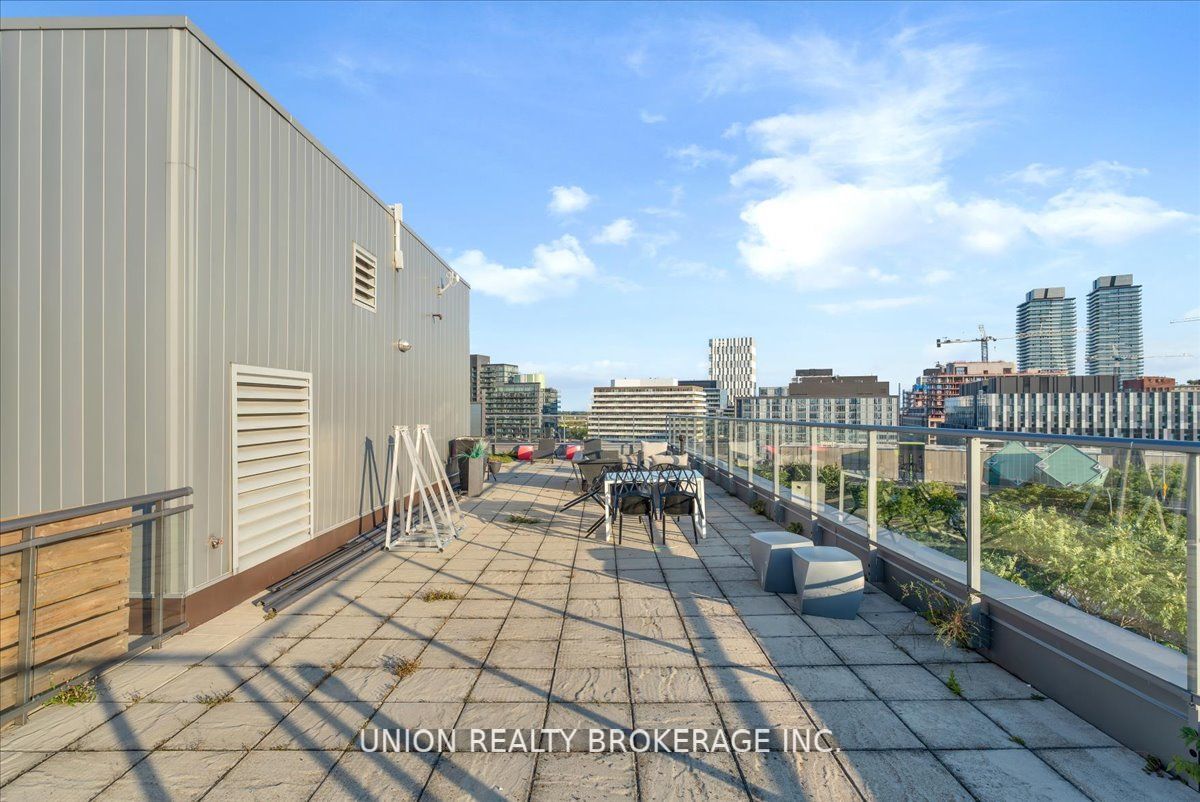569 King St E, #404