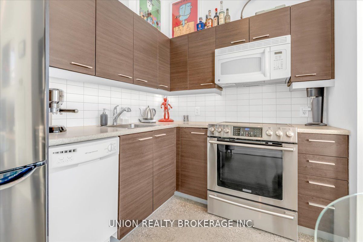 569 King St E, #404
