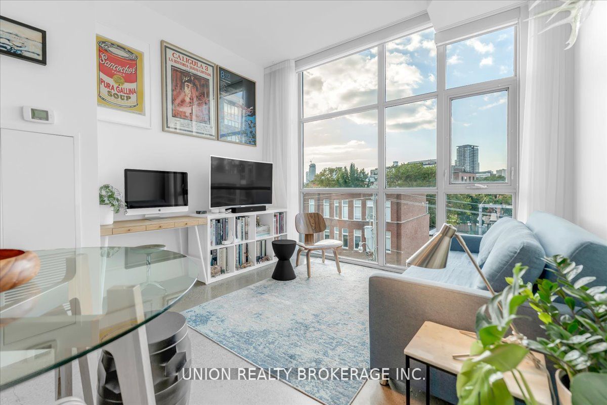 569 King St E, #404