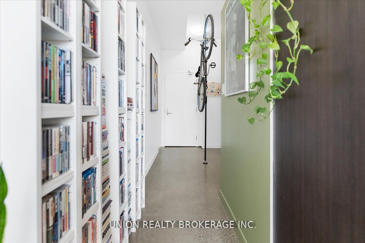569 King St E, #404