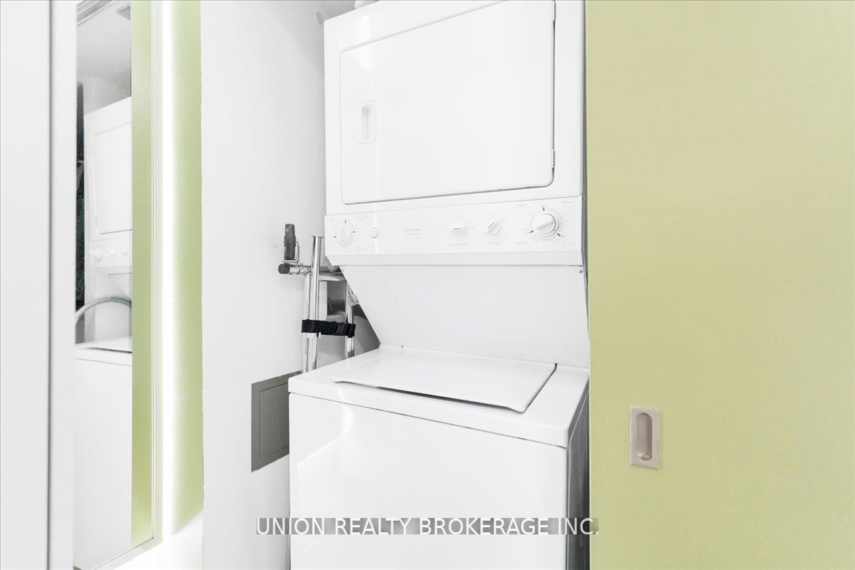 569 King St E, #404