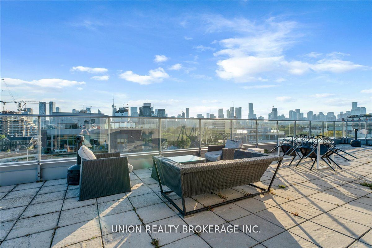 569 King St E, #404