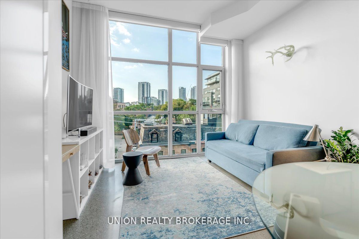 569 King St E, #404