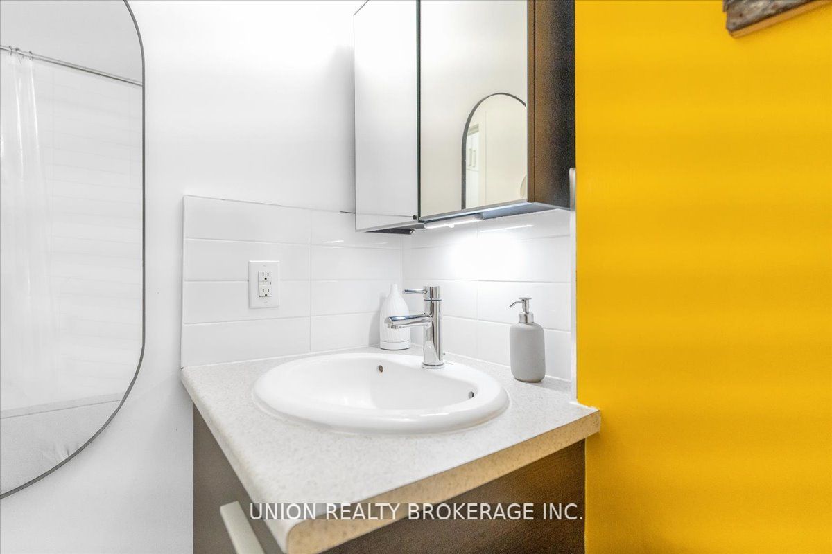 569 King St E, #404