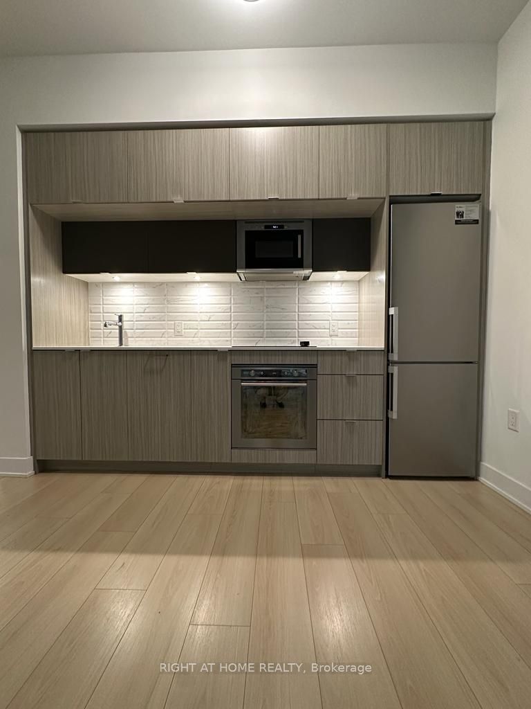 585 Bloor St E, #320