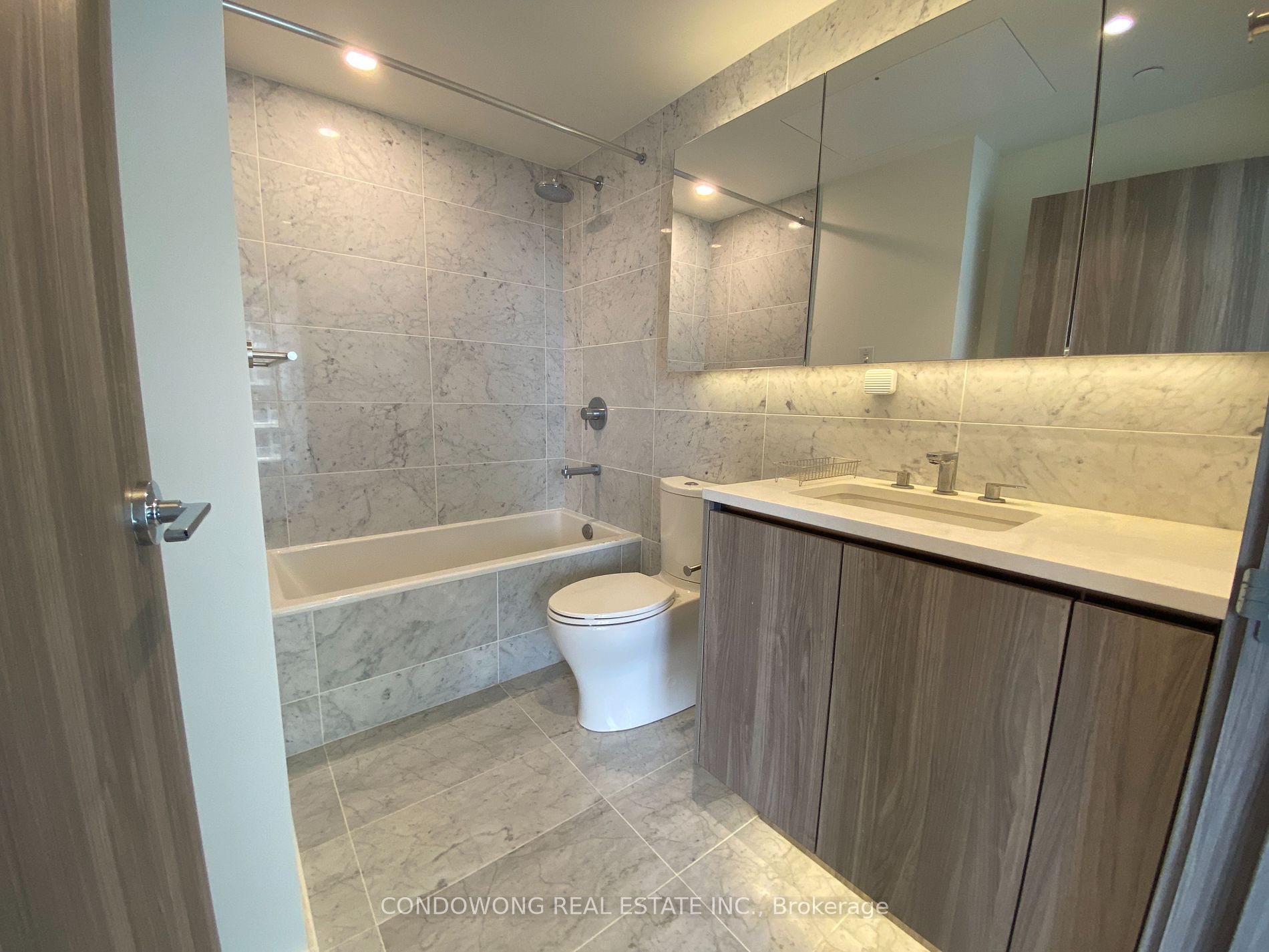 85 Mcmahon Dr, #1809