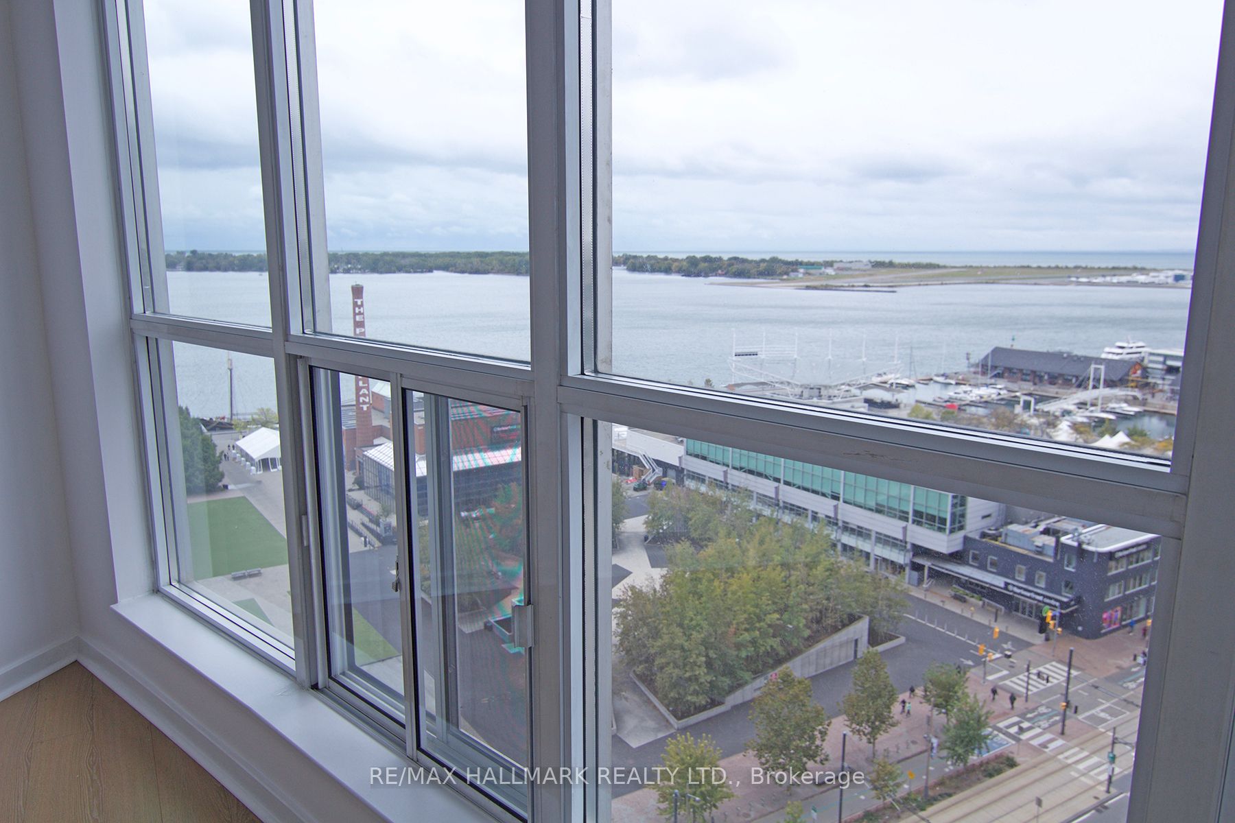 208 Queens Quay W, #1712