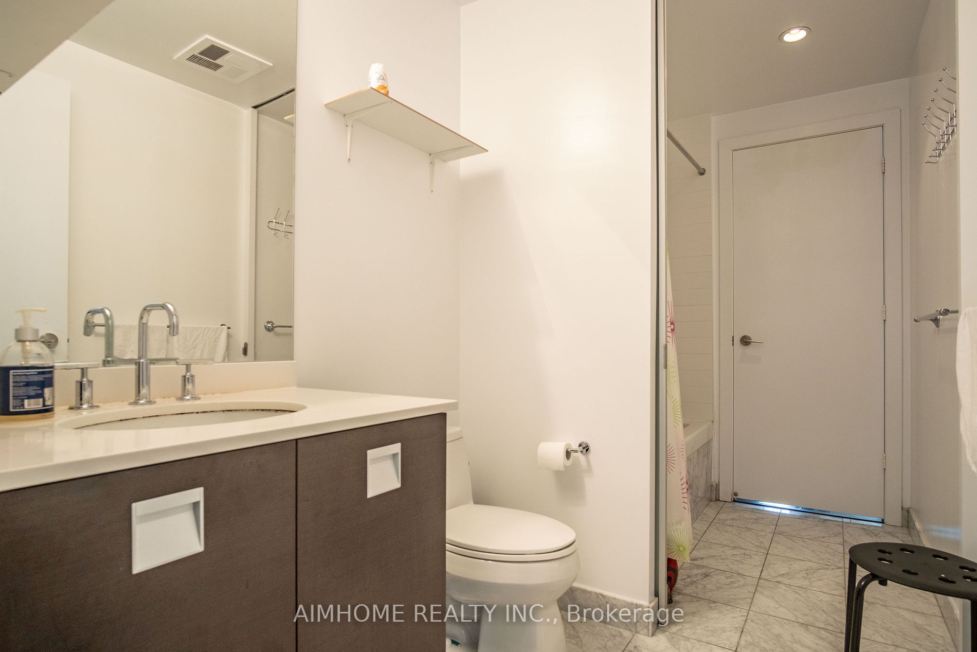 33 Charles St E, #605
