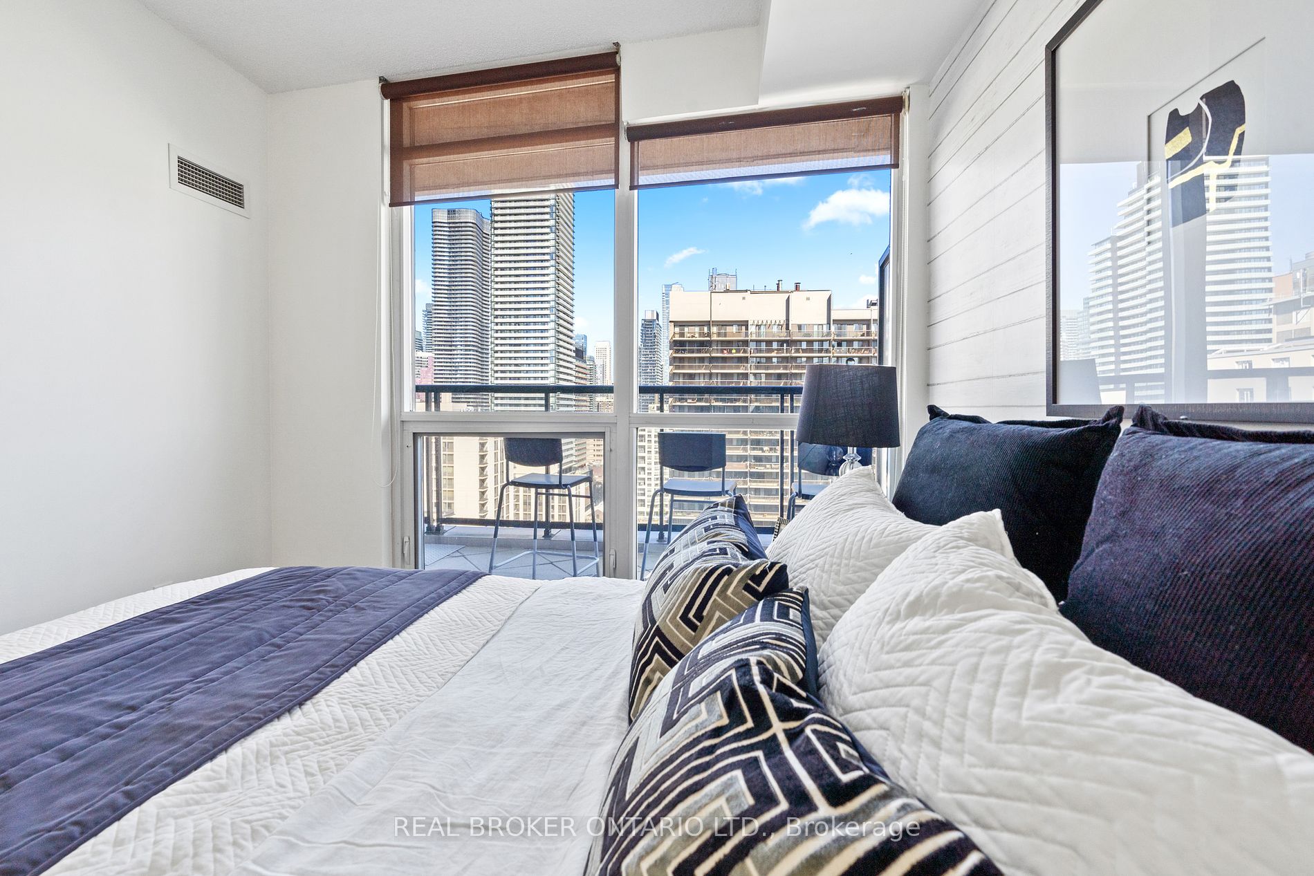 25 Carlton St, #2208