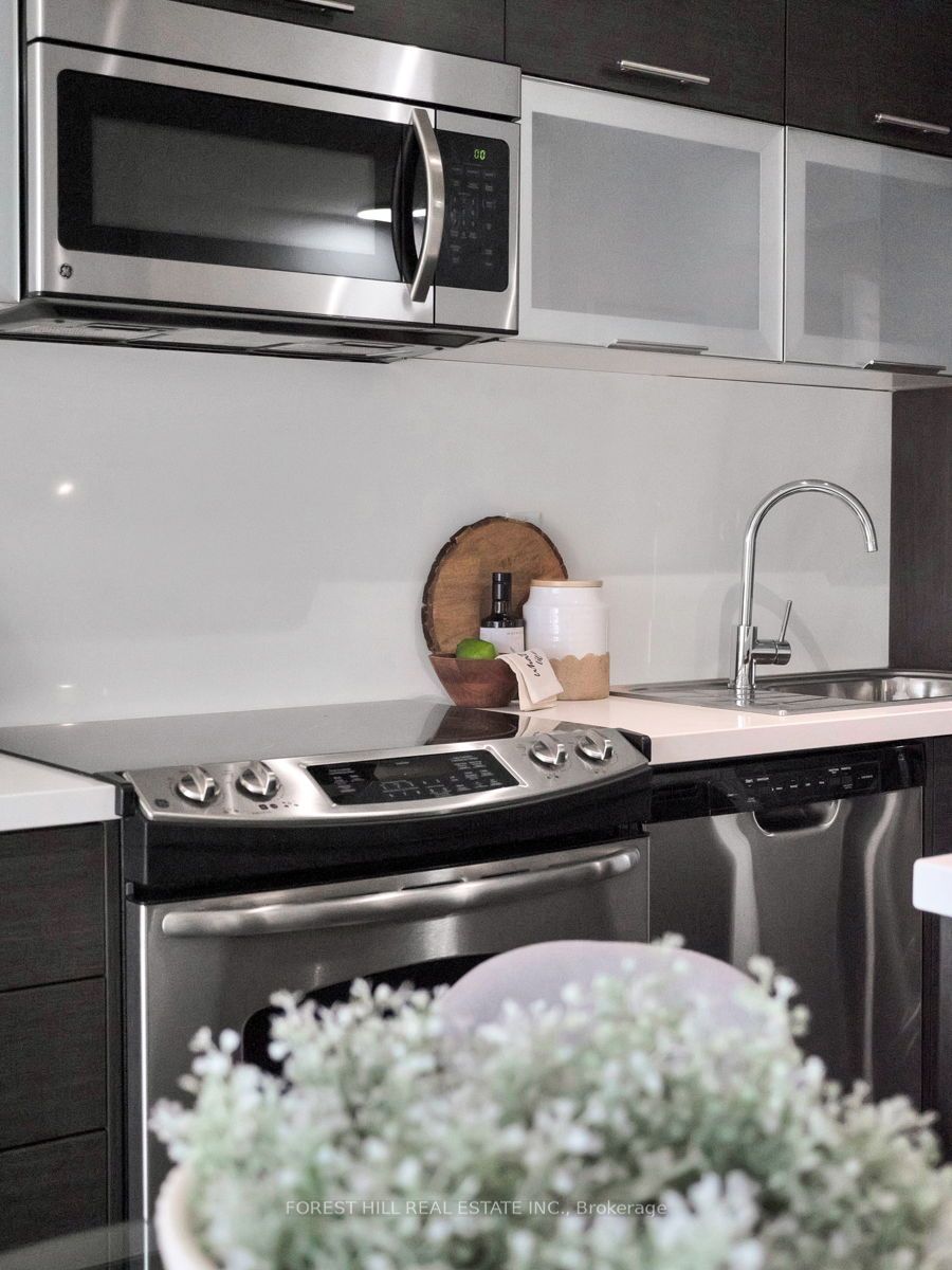 386 Yonge St, #2105