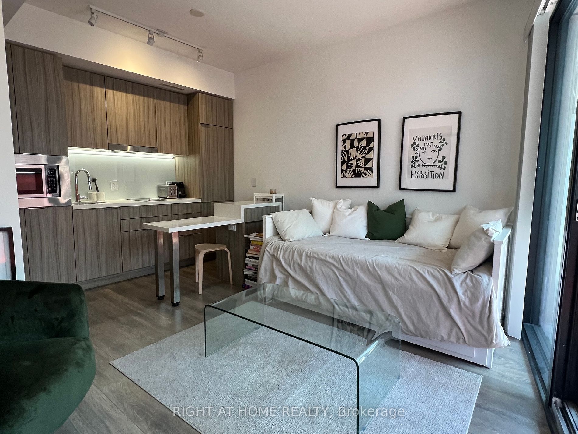 215 Queen St W, #1116