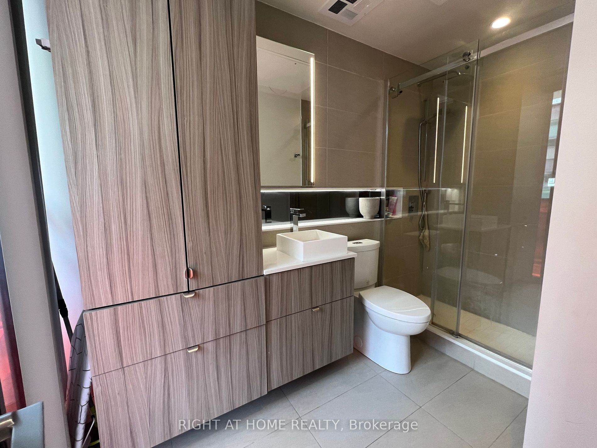215 Queen St W, #1116