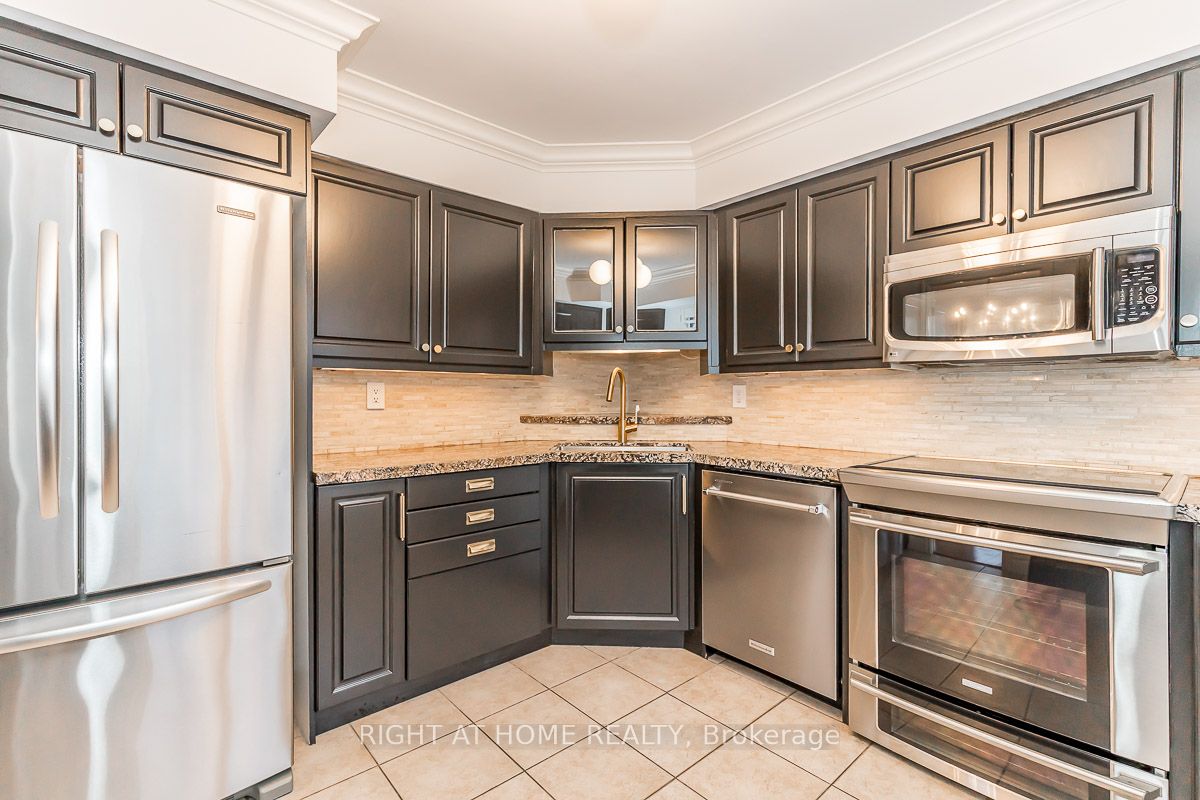 2 Alexandra Boulevard, #303