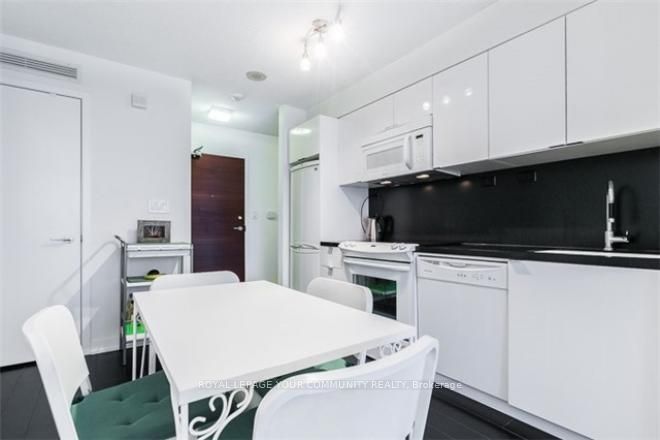 10 Capreol Court #902