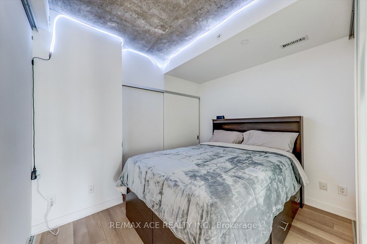210 Simcoe Street, #1208