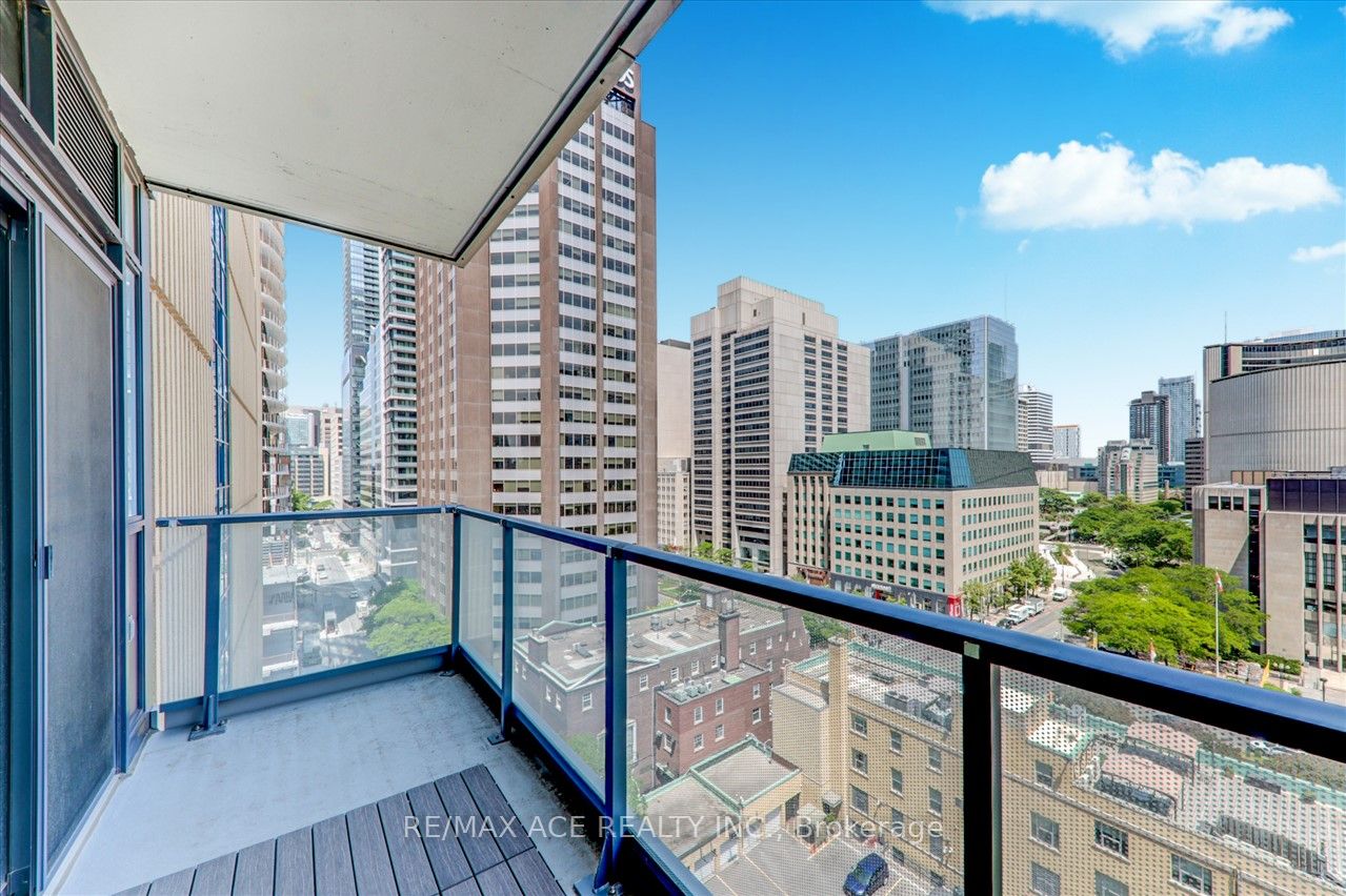 210 Simcoe Street, #1208