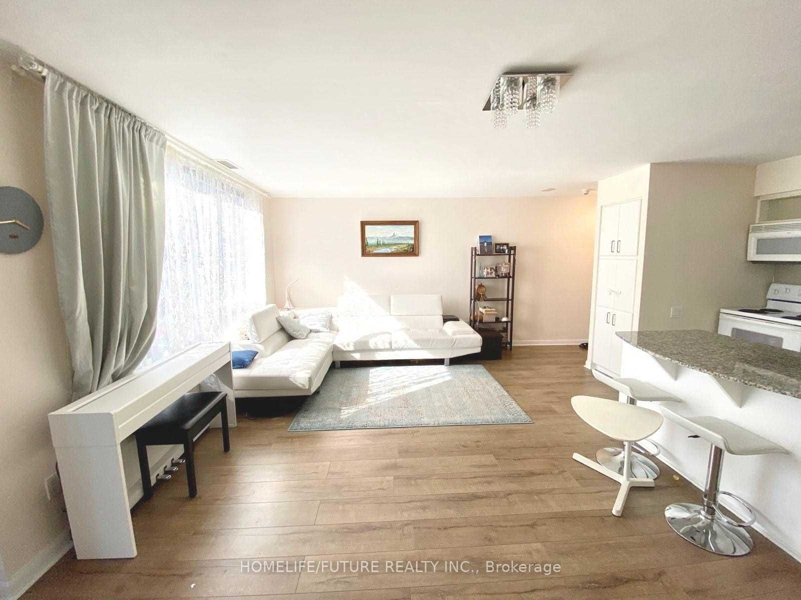 33 Sheppard Avenue E, #806
