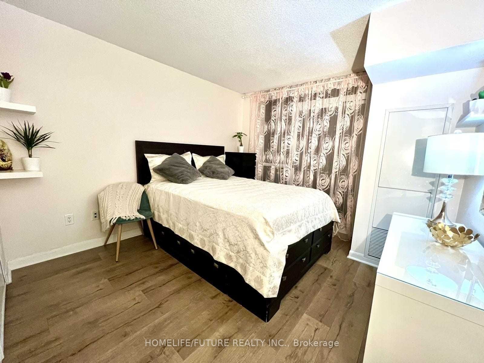 33 Sheppard Avenue E, #806