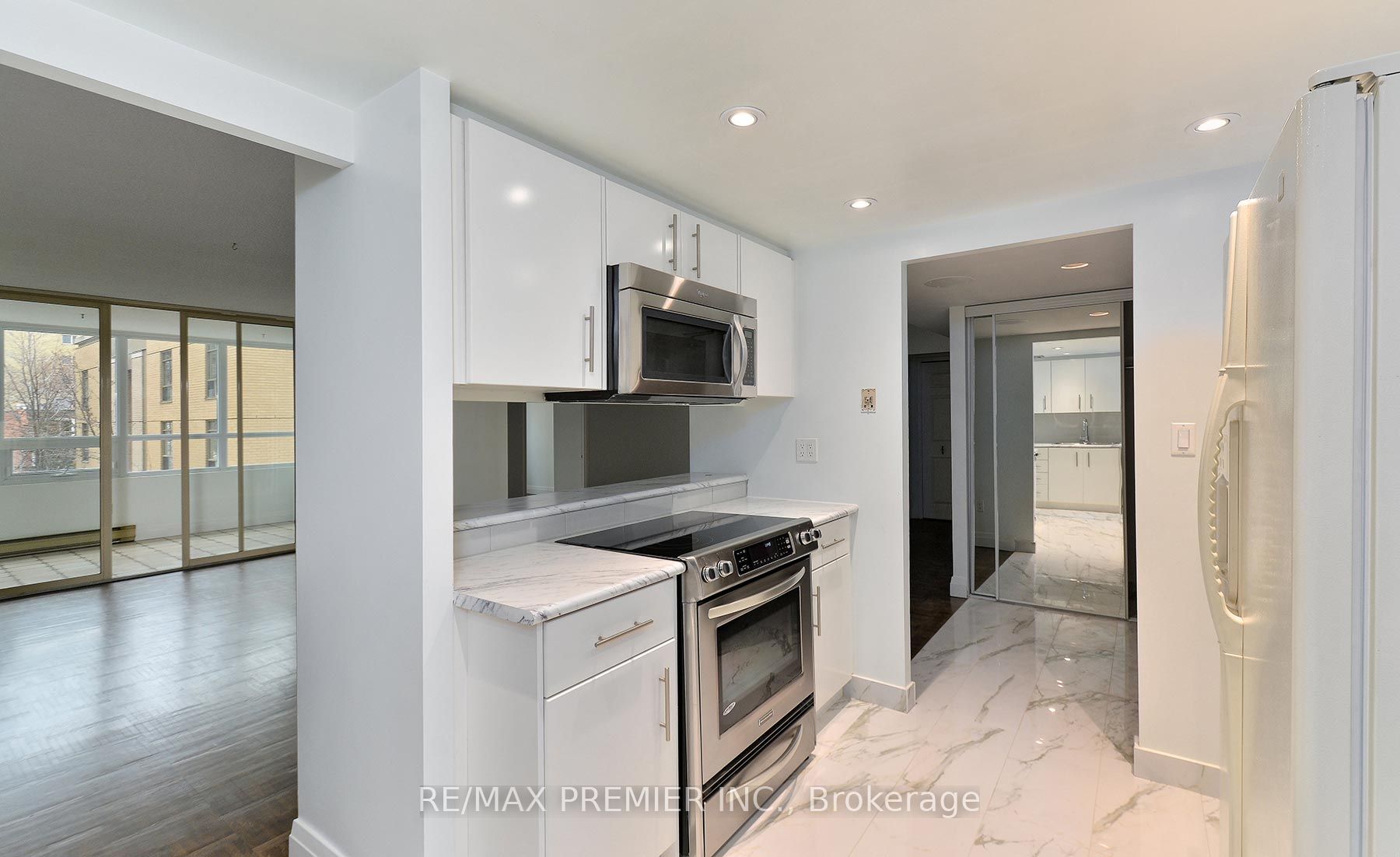 71 Charles St E, #302