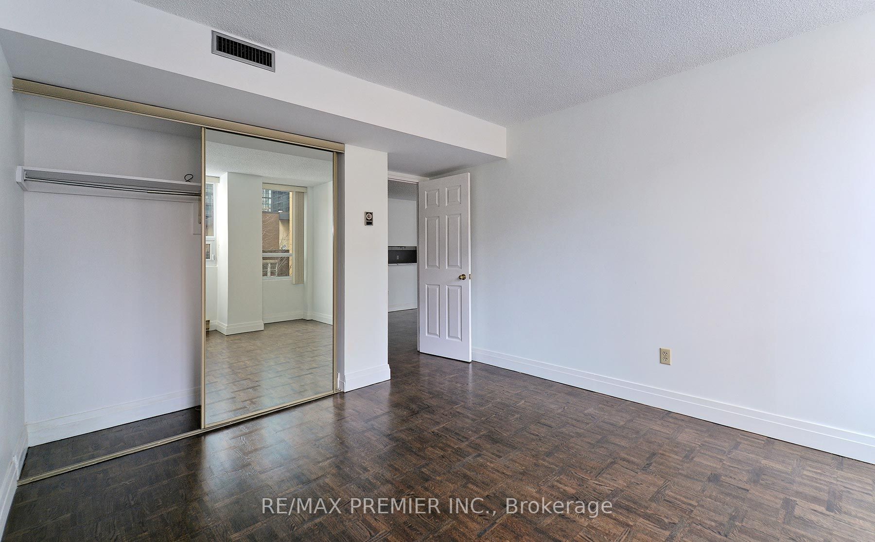 71 Charles St E, #302