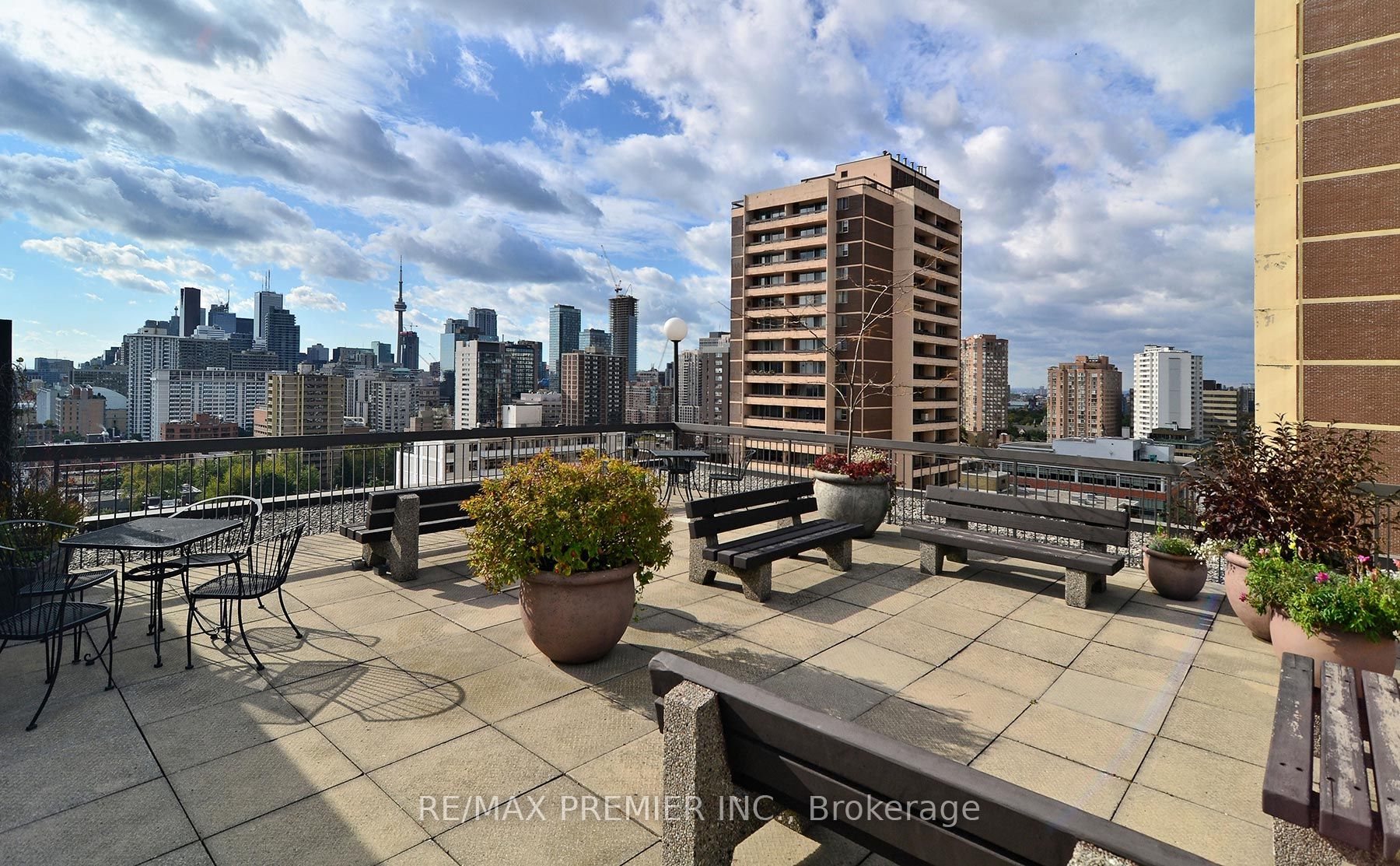 71 Charles St E, #302