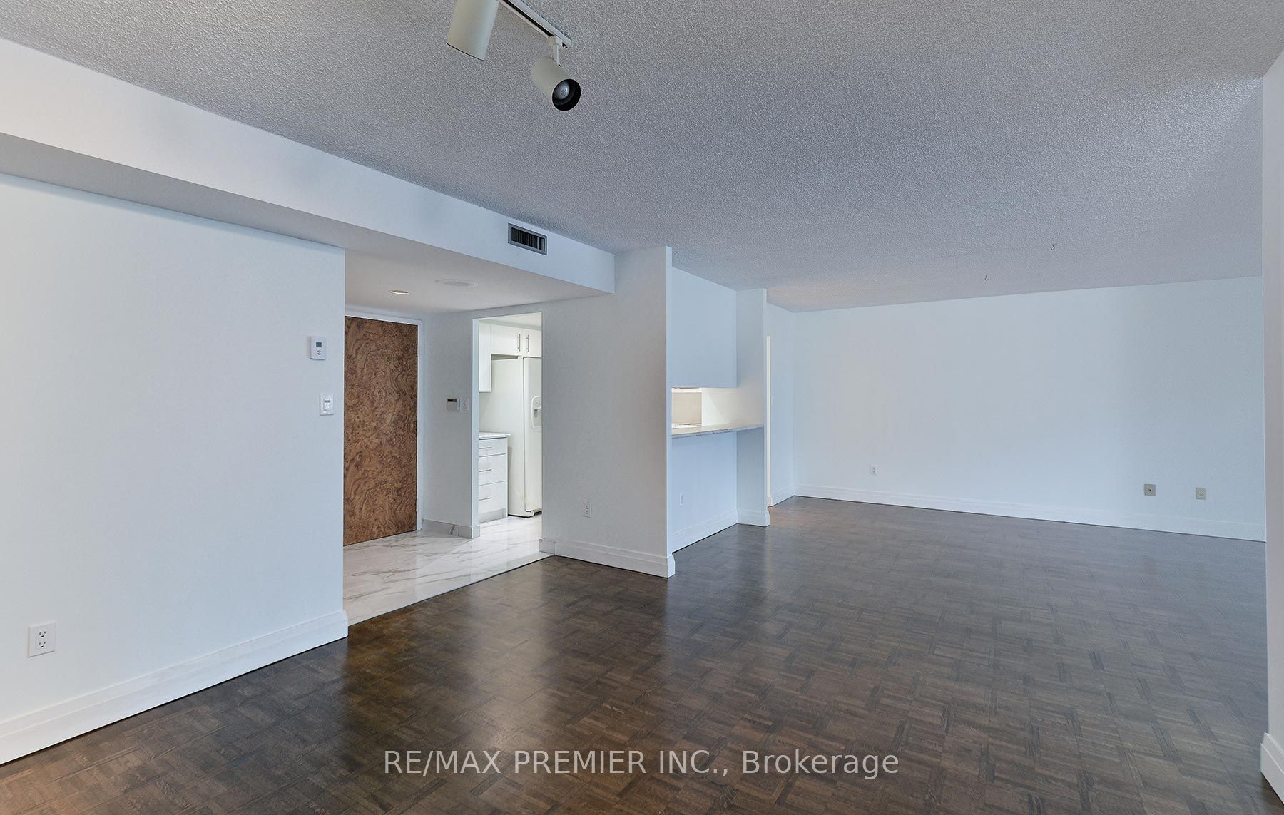 71 Charles St E, #302