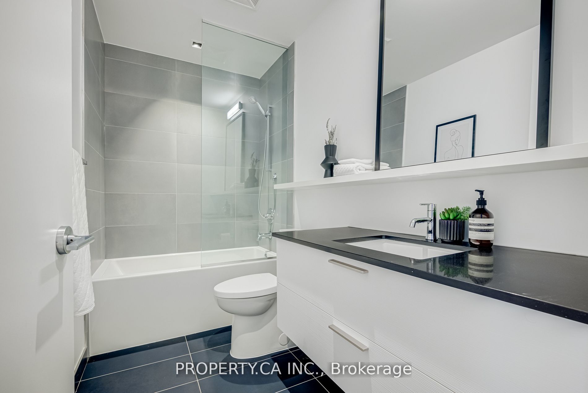 501 Adelaide St W, #302