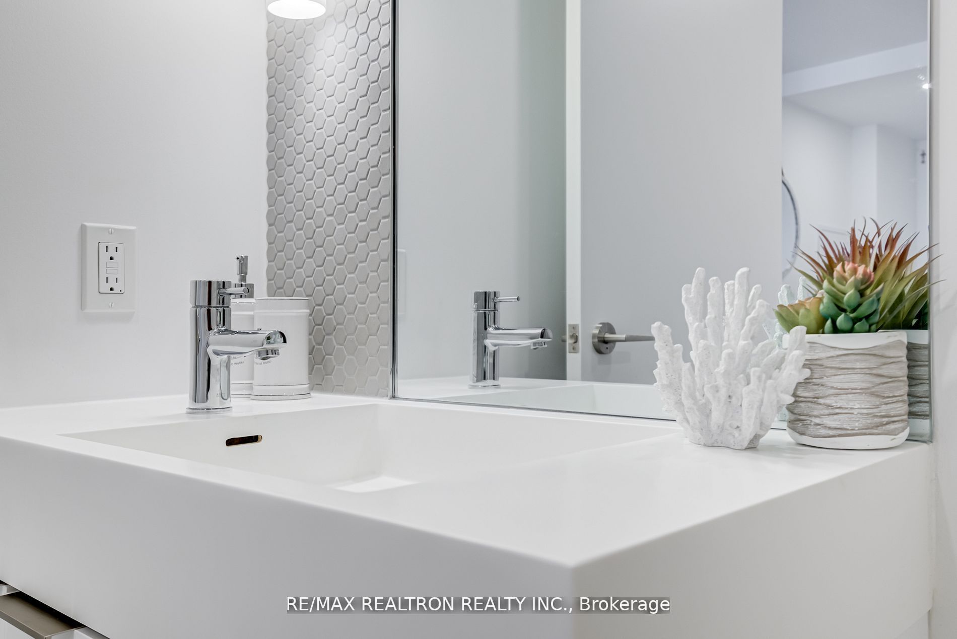 33 Helendale Avenue, #2905