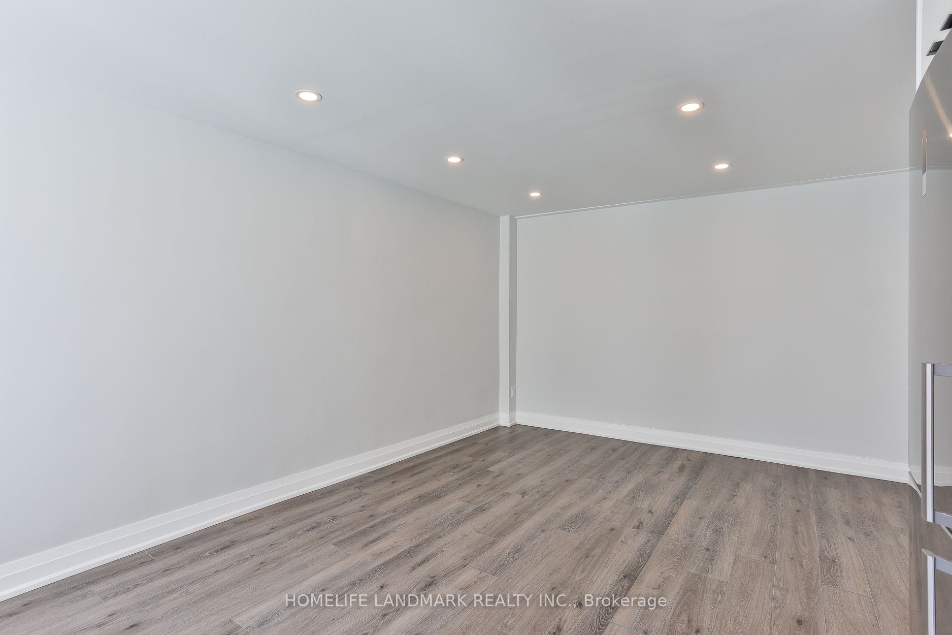 699 Eglinton Avenue W #403