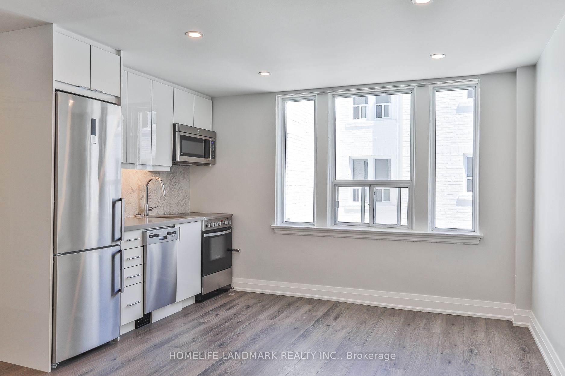 699 Eglinton Avenue W #403